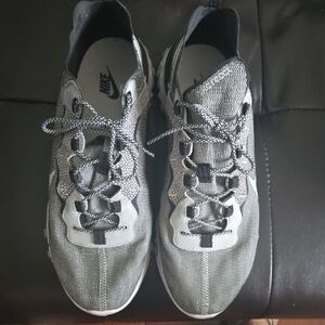 Nike Men's Black and Gray Athletic Shoes